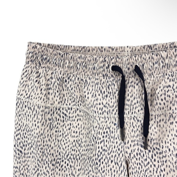 Lululemon Step Lively Crop Dottie Dash Grain Black Capri Pants 4 - Picture 3 of 6